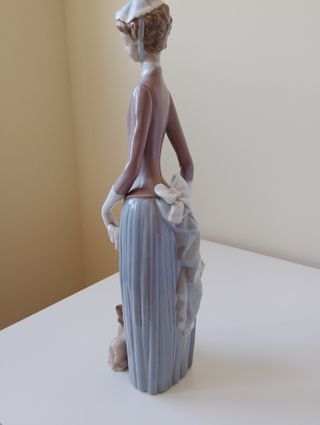 Figura Lladró Mujer con Perro Ref. 3341
