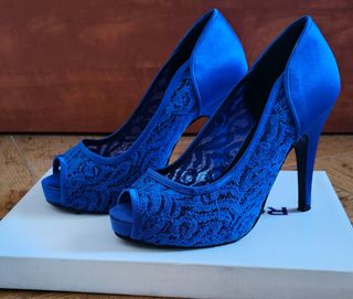 Zapatos de tacón azul con encaje