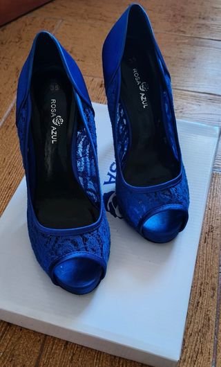 Zapatos de tacón azul con encaje