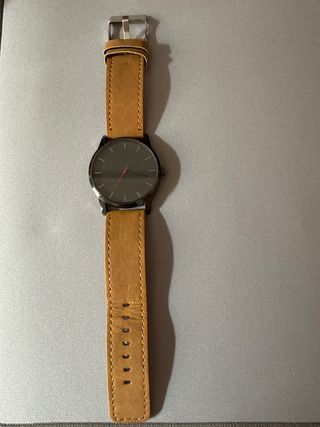 Reloj esfera negra, correa cuero marrón
