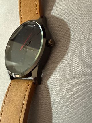 Reloj esfera negra, correa cuero marrón