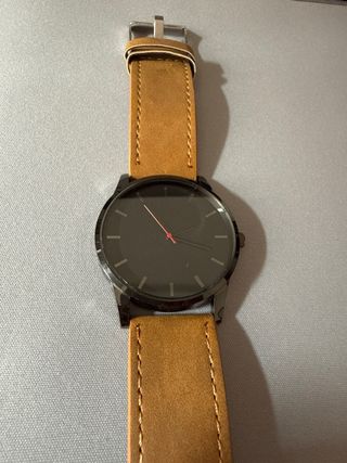 Reloj esfera negra, correa cuero marrón