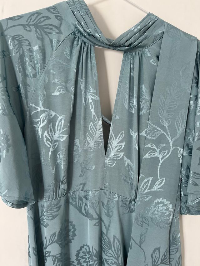 Vestido verde azulado con estampado floral