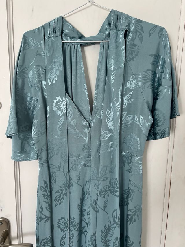 Vestido verde azulado con estampado floral