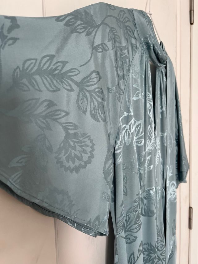 Vestido verde azulado con estampado floral