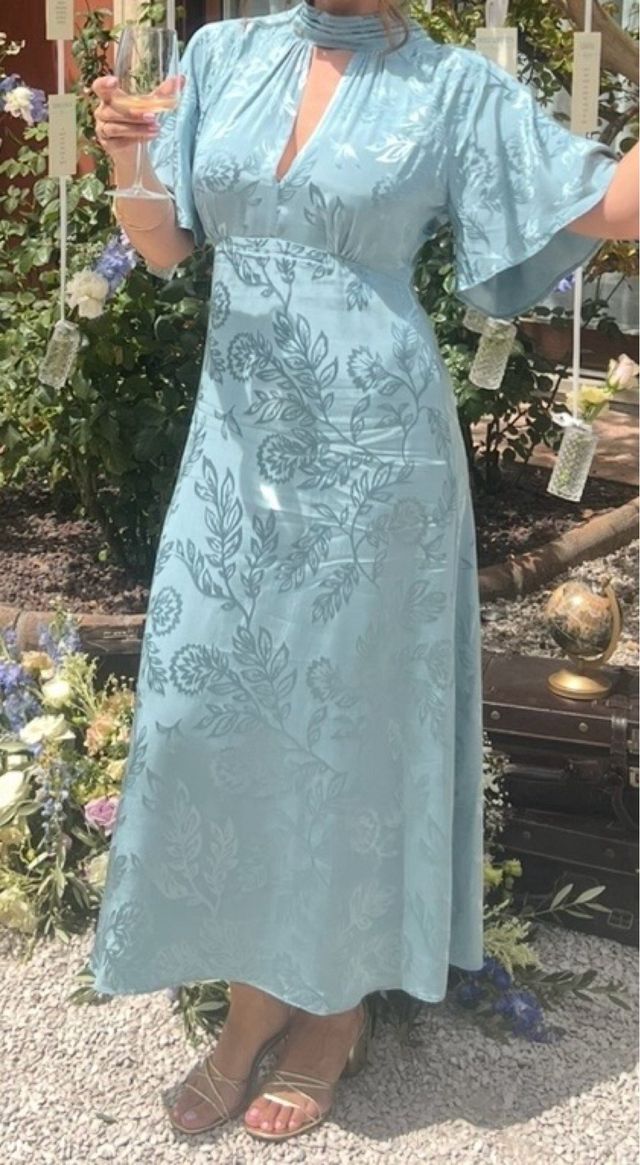 Vestido verde azulado con estampado floral