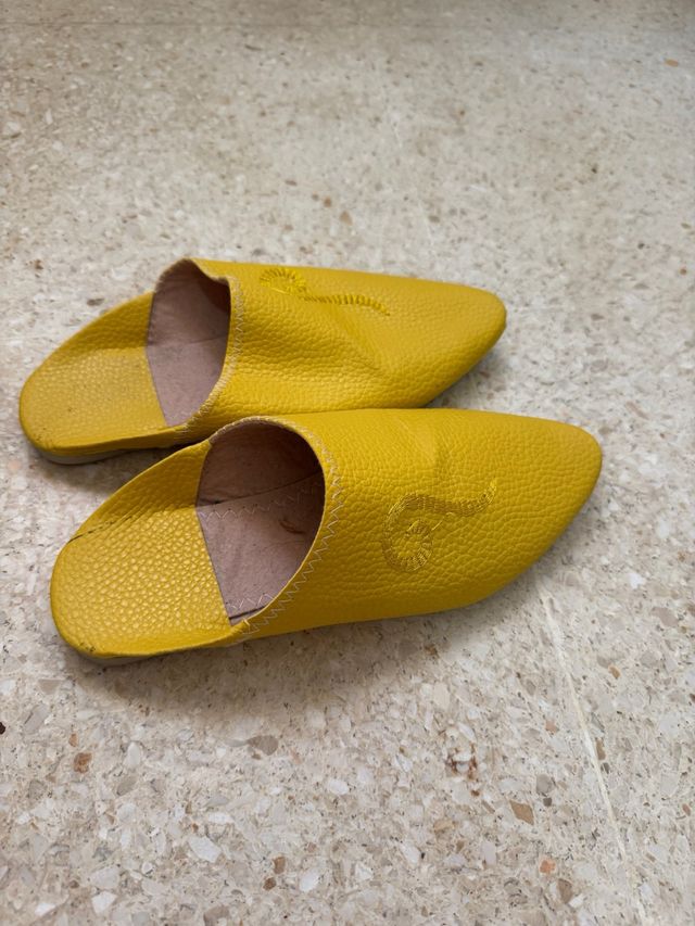 Zapatos de cuero amarillos