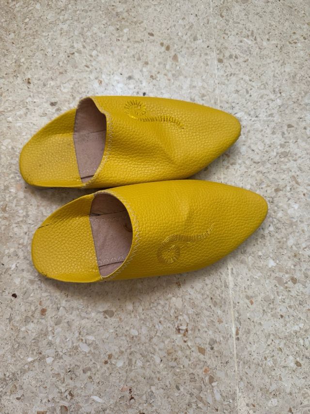 Zapatos de cuero amarillos