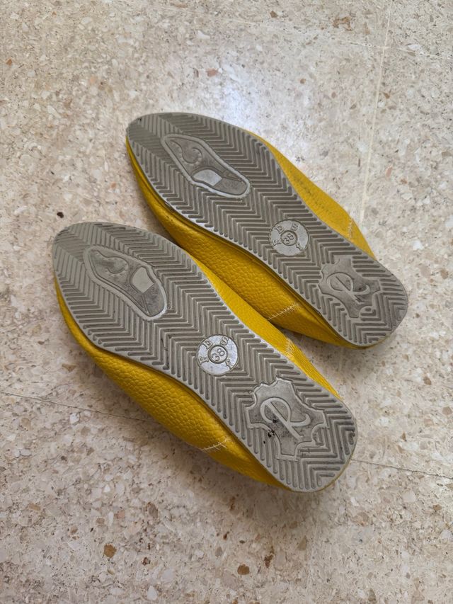 Zapatos de cuero amarillos