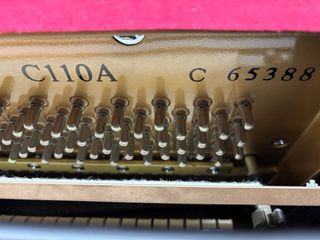 Piano Yamaha de pared negro