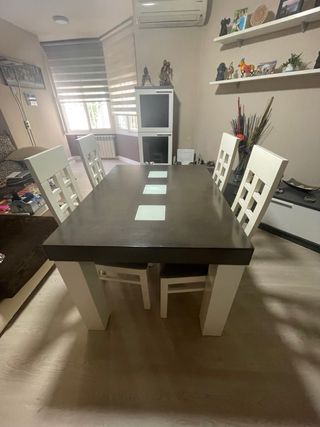 Mesa de Comedor de Madera + 4 Sillas