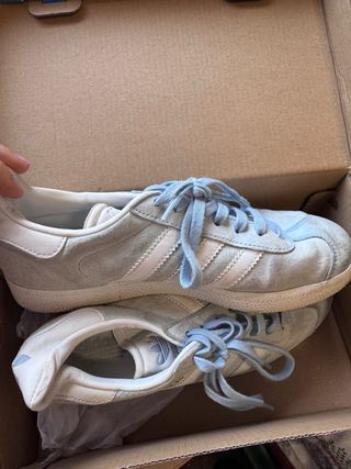 Zapatillas Adidas Gazelle Grises y Blancas