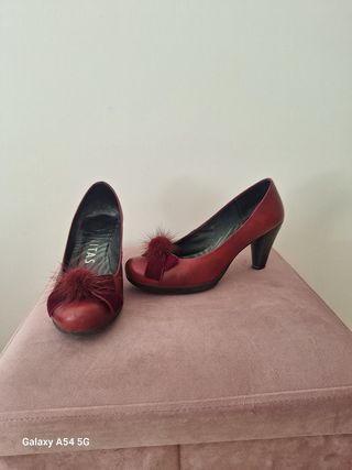 Zapatos de tacón rojos con pompón