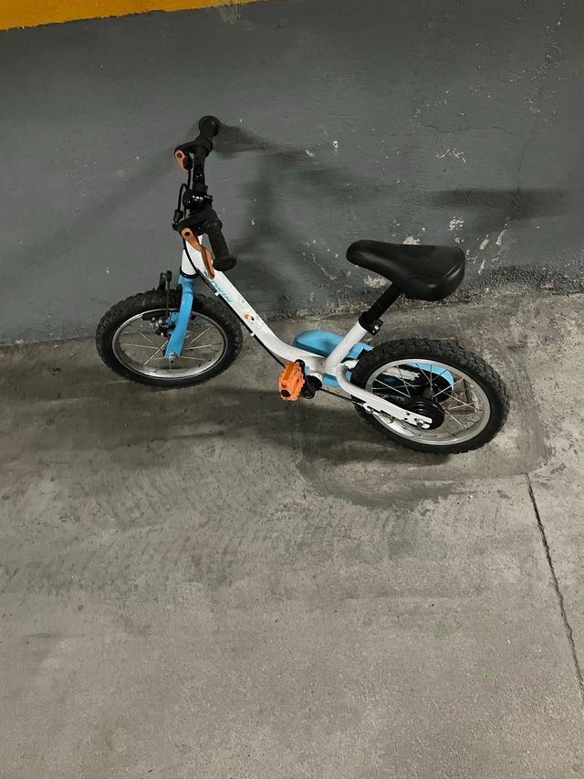 Bicicleta infantil blanca y azul