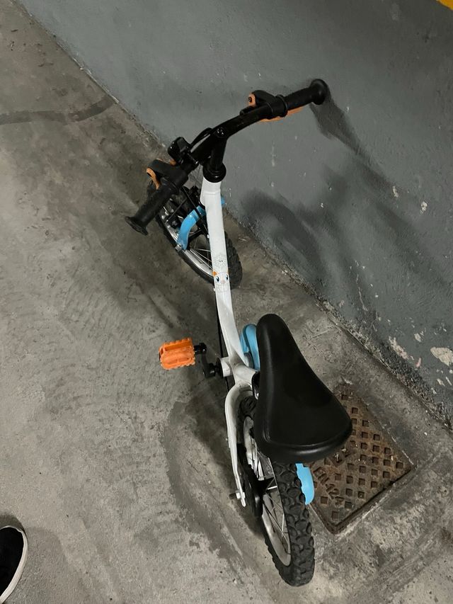 Bicicleta infantil blanca y azul