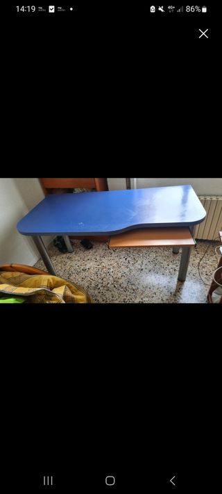 Mesa de escritorio azul y marrón