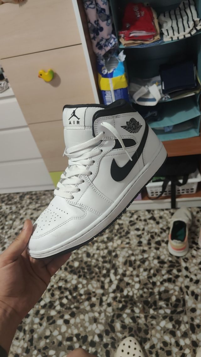 Zapatillas Jordan Air Blancas y Negras