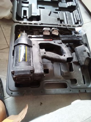 Pistola de clavos a pulso