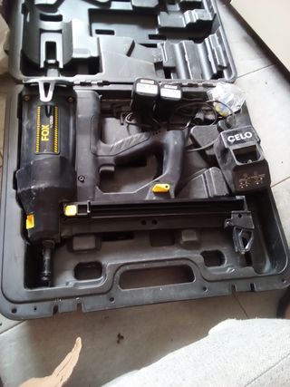 Pistola de clavos a pulso