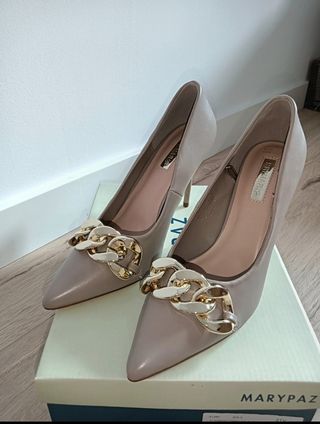 Zapatos de tacón Primark detalle eslabón dorado 38