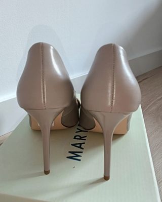 Zapatos de tacón Primark detalle eslabón dorado 38