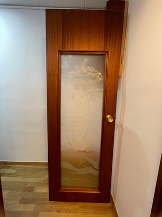 Puerta de madera con cristal