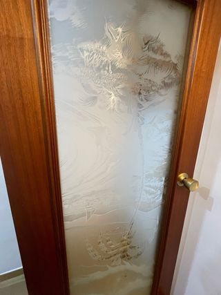 Puerta de madera con cristal