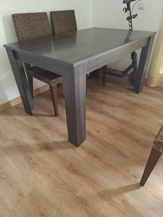 Mesa de comedor de madera oscura