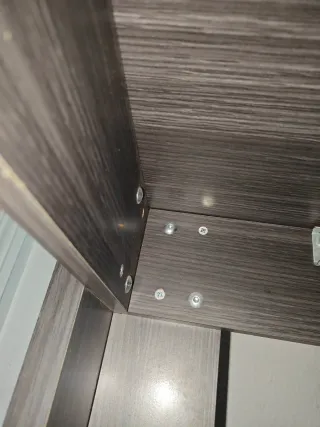 Mesa de comedor de madera oscura