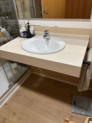 Encimera de baño con lavabo y grifo marca Roca
