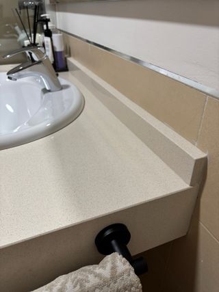 Encimera de baño con lavabo y grifo marca Roca