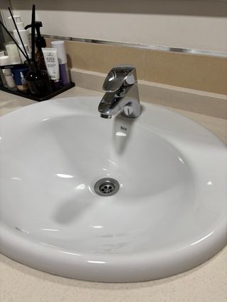 Encimera de baño con lavabo y grifo marca Roca