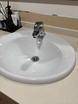 Encimera de baño con lavabo y grifo marca Roca