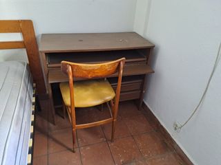 Escritorio y silla de madera