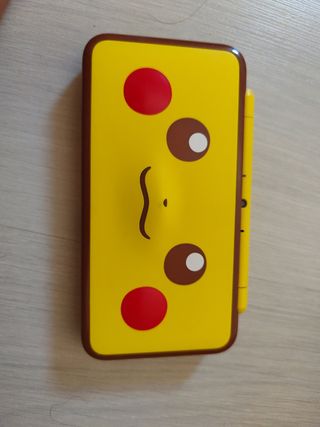 New Nintendo 2DS XL Pikachu y 5 juegos de regalo. 