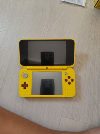 New Nintendo 2DS XL Pikachu y 5 juegos de regalo. 