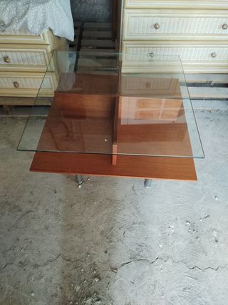 Mesa de centro de madera y cristal