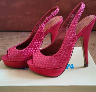 Zapatos de tacón rojos y rosas