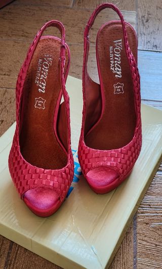 Zapatos de tacón rojos y rosas