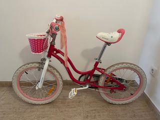 Bicicleta infantil rosa con cesta