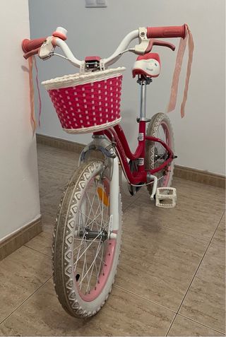 Bicicleta infantil rosa con cesta