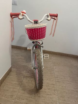 Bicicleta infantil rosa con cesta