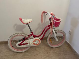 Bicicleta infantil rosa con cesta