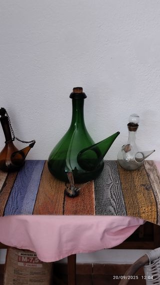 3 Porrones de vidrio.