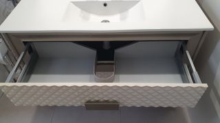 Mueble de baño con lavabo y espejo