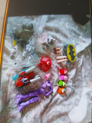 Lote de muñecos y juguetes