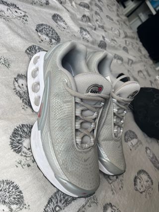 Zapatos Nike Supreme plateados y blancos