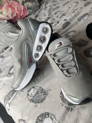Zapatos Nike Supreme plateados y blancos