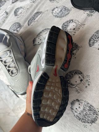 Zapatos Nike Supreme plateados y blancos