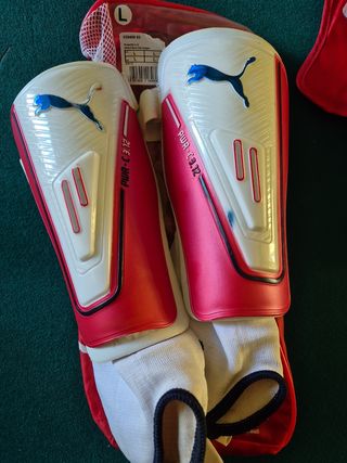 Espinilleras Puma Talla L con bolsa y tobillera.